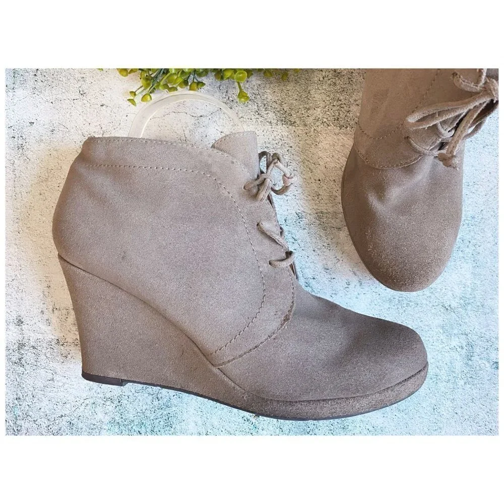 Dolce Vita "Pace" Tan Suede Booties Wedge Heel Lace-Up Women's Size 9.5 - Picture 3 of 10